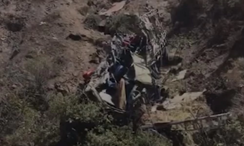 Περού: 32 νεκροί, ανάμεσά τους δύο παιδιά, από πτώση λεωφορείου σε χαράδρα